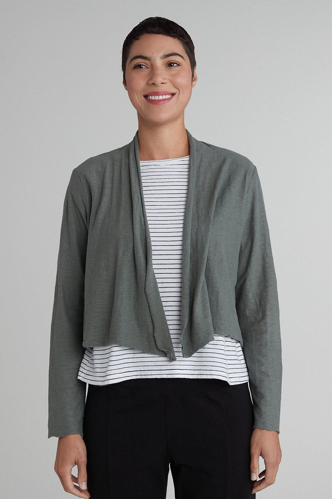 Cardigan court à col cascade, léger et fluide, parfait pour l'été et les soirées fraîches.