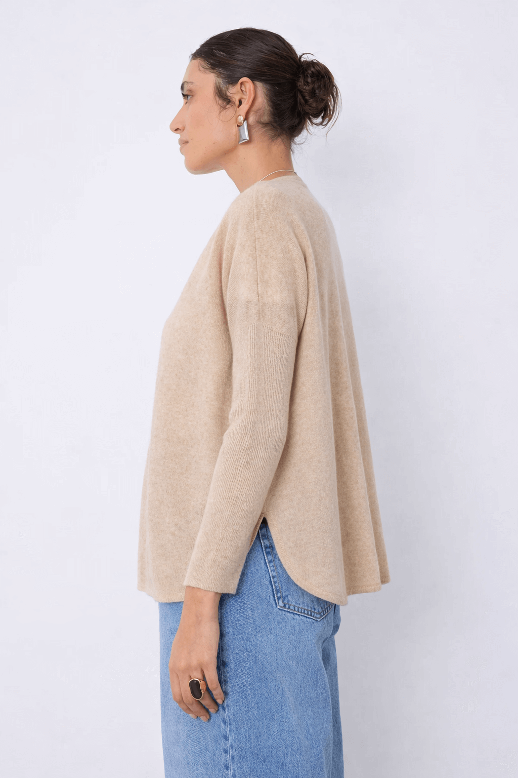 Profil d'une femme portant le cardigan en cachemire Alicia, coupe droite et maille douce, parfait pour la superposition quotidienne.