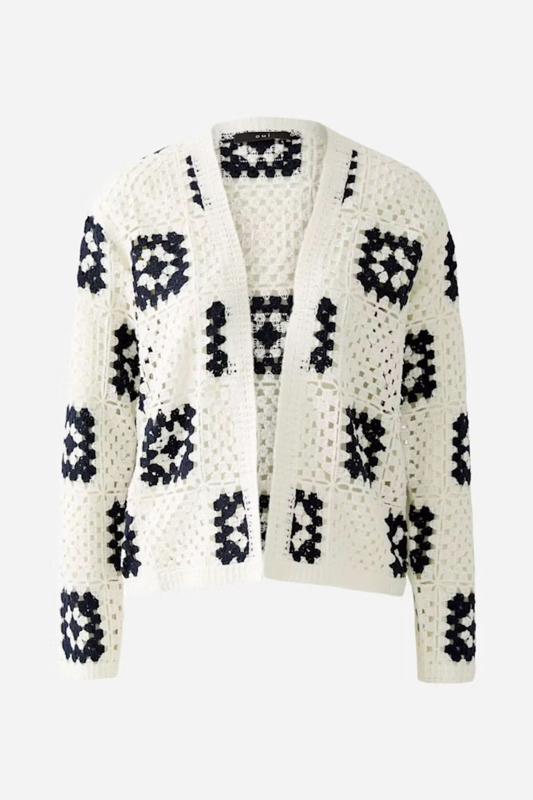 Cardigan en crochet blanc avec motifs géométriques marines, ajoutant une touche bohème à votre look.