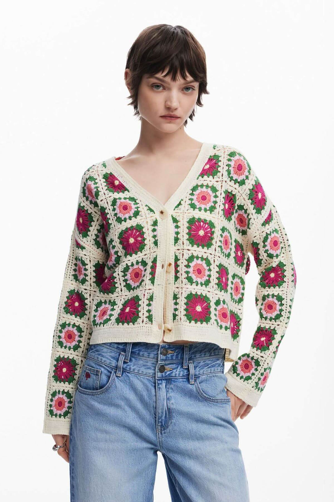 Cardigan en crochet fait main avec motifs floraux multicolores et col en V, style bohème.