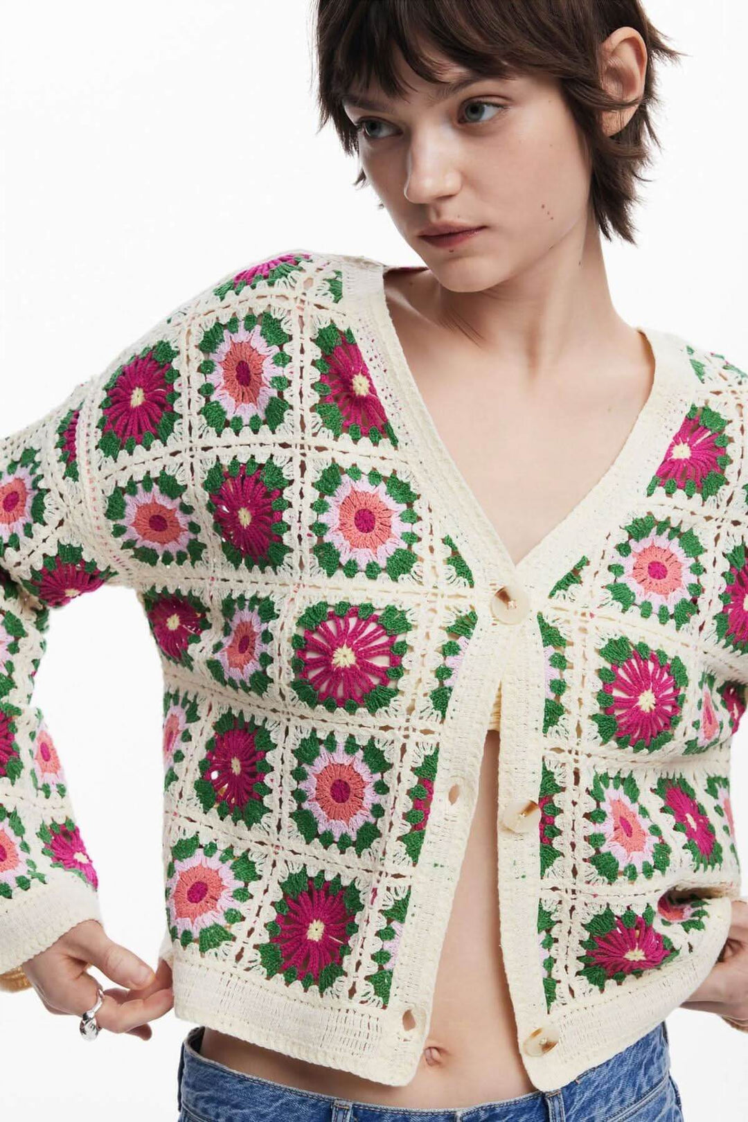 Cardigan en crochet fait main avec motifs floraux colorés, col en V et manches longues, style bohème vintage.