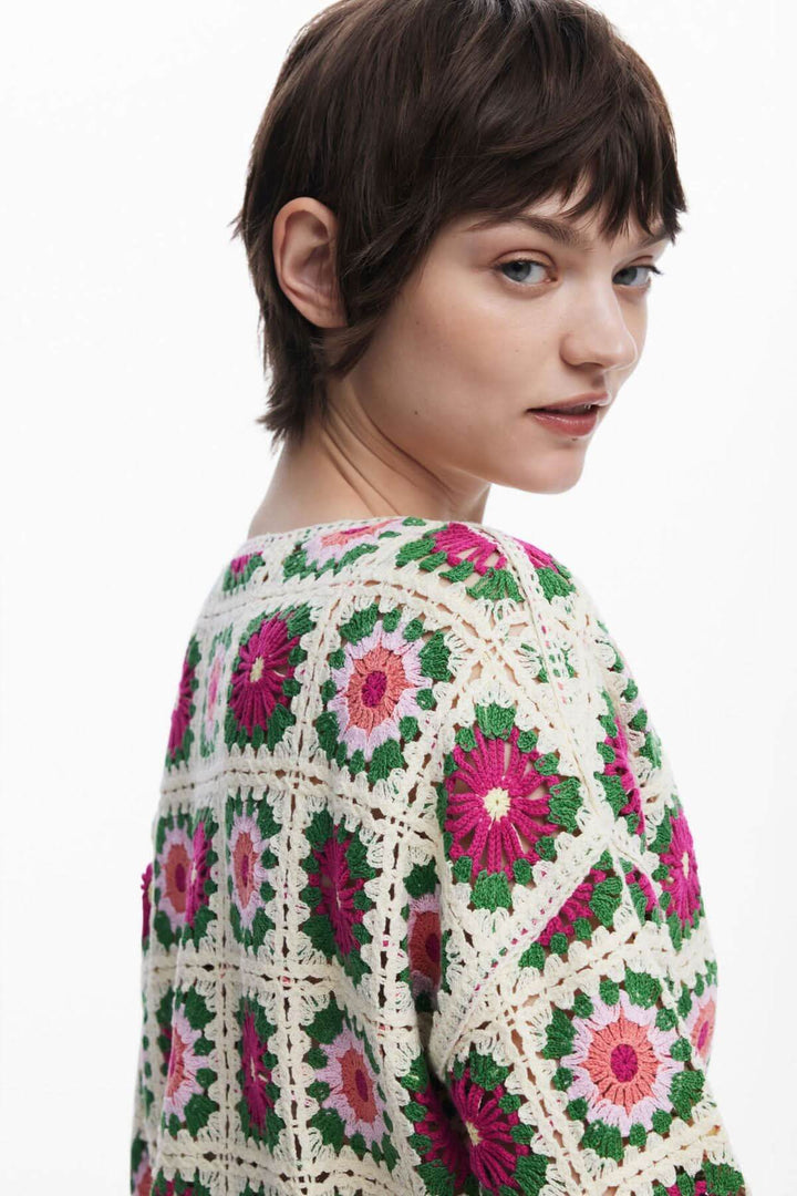Cardigan en crochet fait main avec motifs floraux colorés, col en V et manches longues, look vintage et bohème.