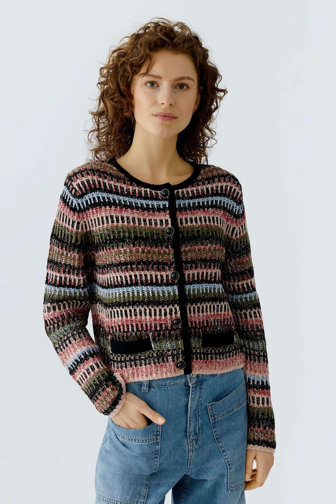 Cardigan en maille avec motif graphique et boutonnage sur le devant, porté avec un jean pour un look décontracté et élégant.