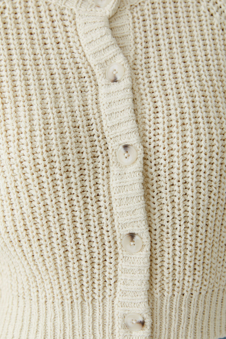 Cardigan en maille boutonné avec maille texturée et boutons avant.
