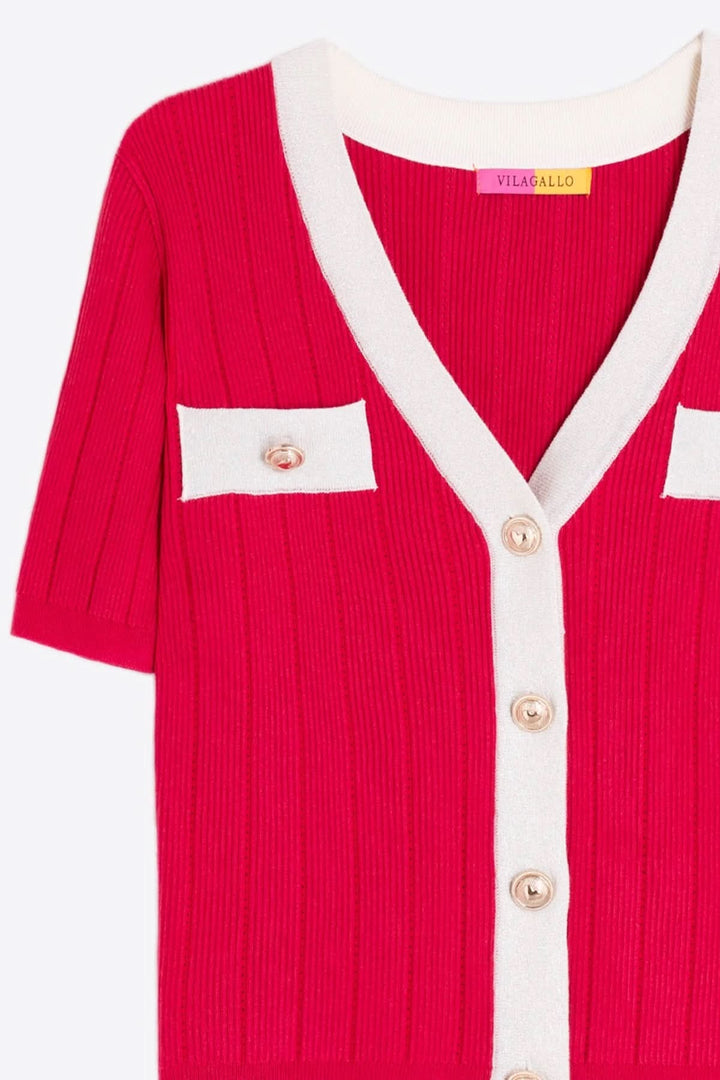 Cardigan en maille à manches courtes pour un look élégant, avec encolure en V et fermeture boutonnée, détails contrastants blancs.