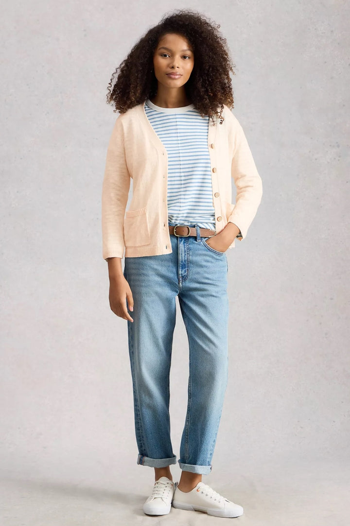 Femme portant un Cardigan en mélange de lin Nova avec jeans et t-shirt rayé, encolure en V et manches longues.