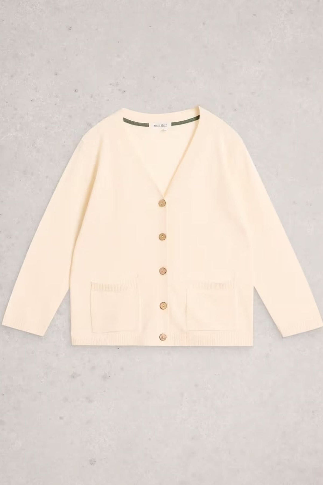 Cardigan en mélange de lin Nova avec encolure en V, manches longues, fermeture boutonnée et poches avant sur fond gris.