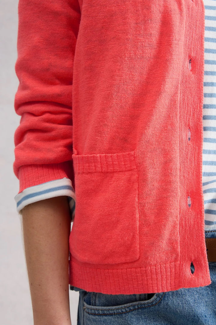 Cardigan en mélange de lin Nova avec poches plaquées, manches longues, encolure en V, couleur corail, boutonnière à l&