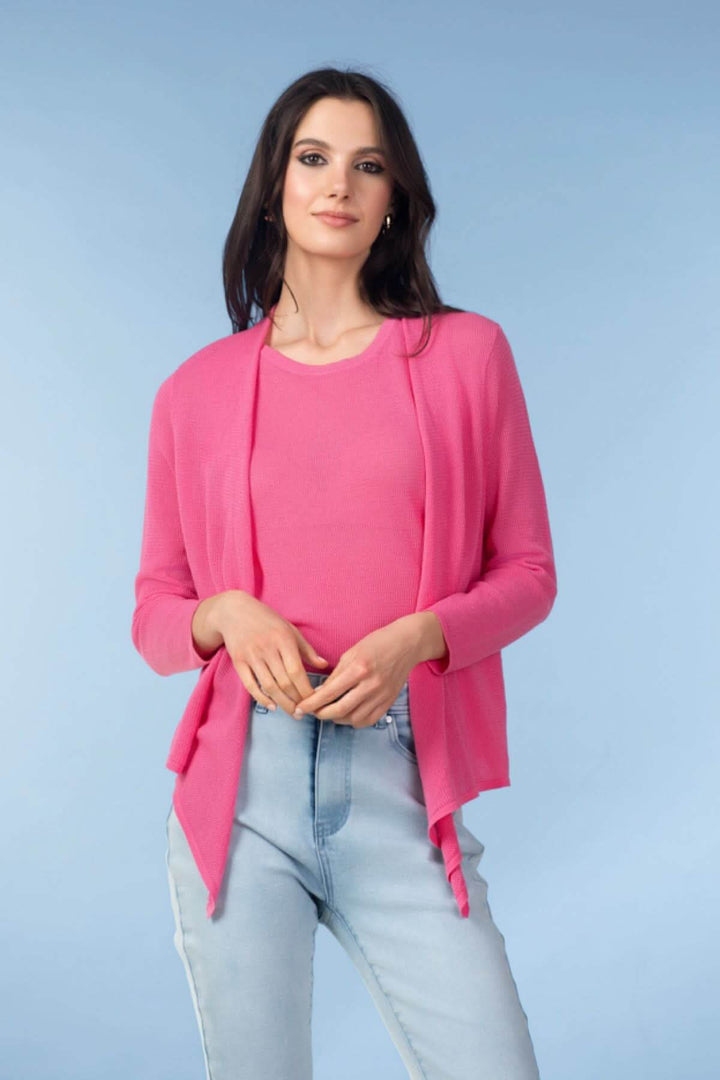 Femme portant un cardigan léger ouvert rose, élégant et confortable, parfait pour un look estival ou de mi-saison, avec manches longues.