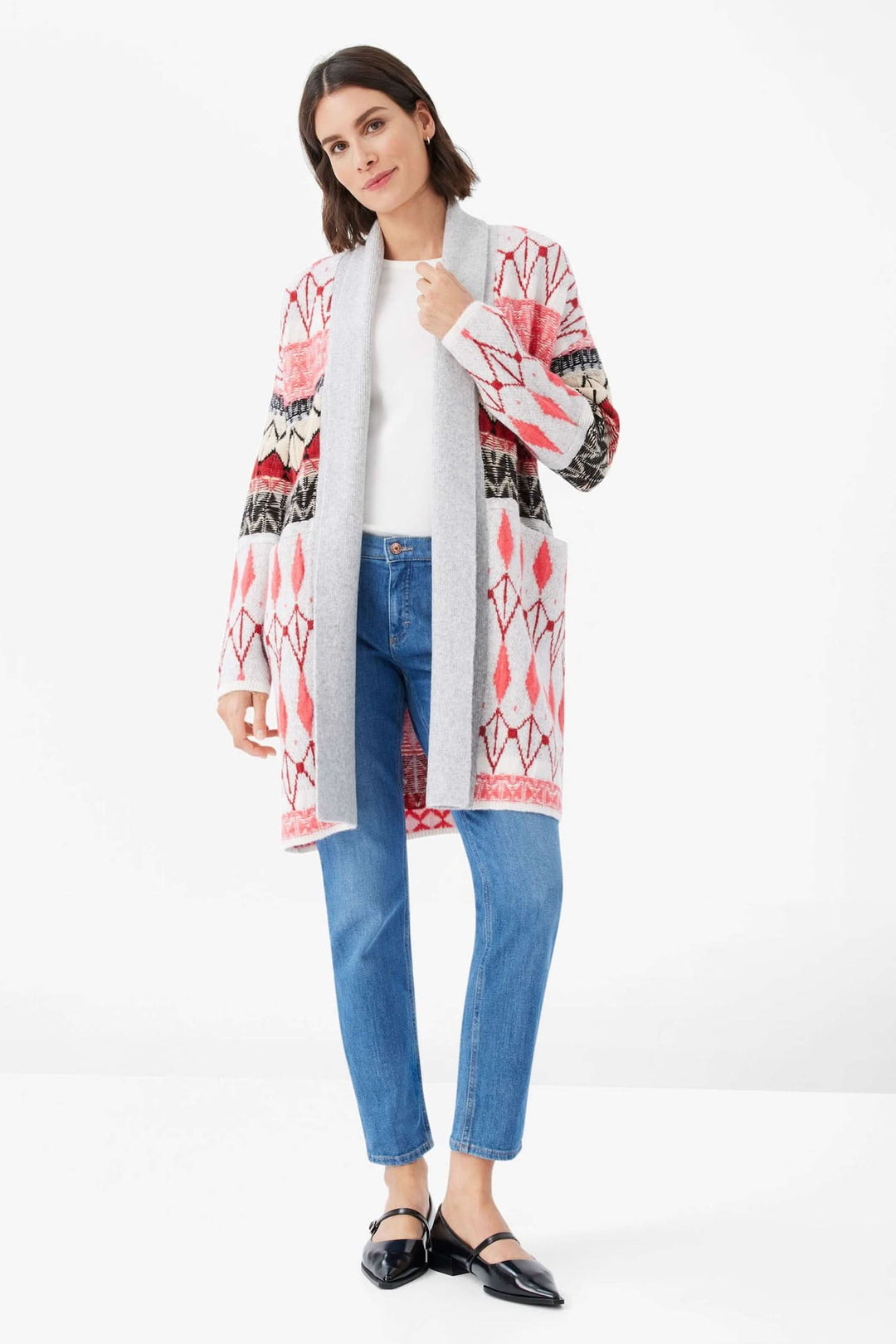 Cardigan long Amanda avec motifs colorés, poches intérieures et col châle, parfait pour un look hivernal tendance.