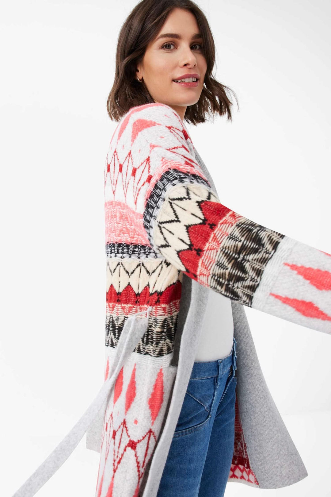 Femme portant un cardigan long Amanda avec motifs colorés, parfait pour un look hivernal.