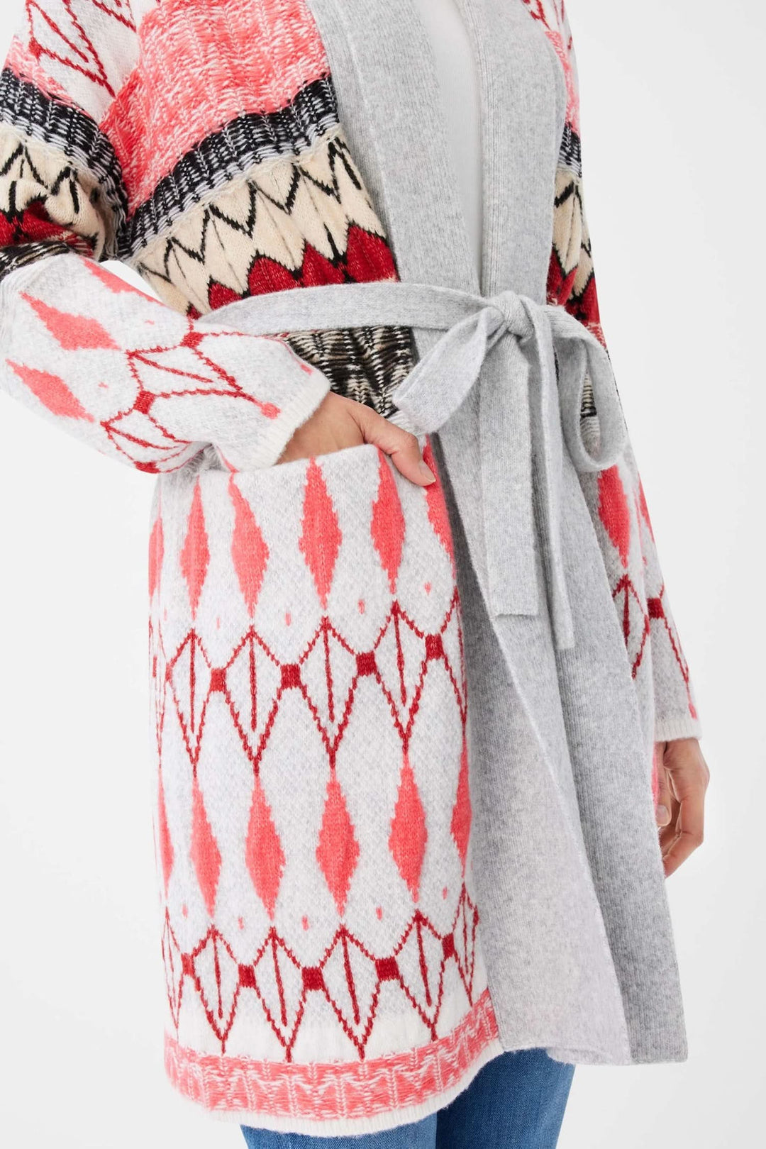 Cardigan long Amanda en tricot avec motifs colorés, poches intégrées et ceinture, pour un look hivernal stylé.