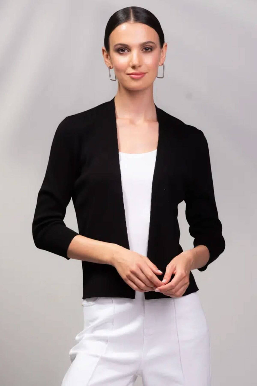 Cardigan ouvert à manches 3/4, coupe droite et fluide, idéale pour superposer avec élégance.