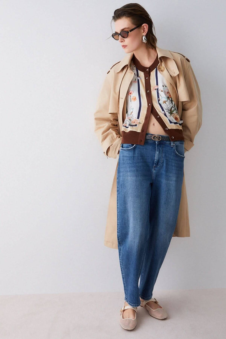 Femme portant un cardigan à manches longues avec motifs contrastés, accompagné d&