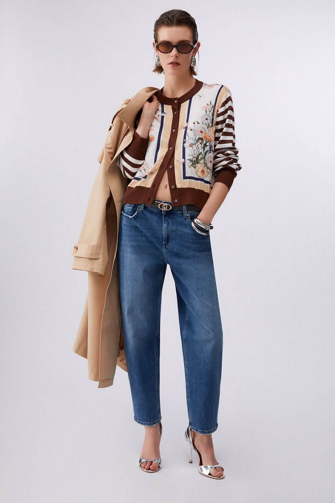 Cardigan à manches longues avec motifs contrastés porté avec style, parfait pour tenues décontractées ou habillées.