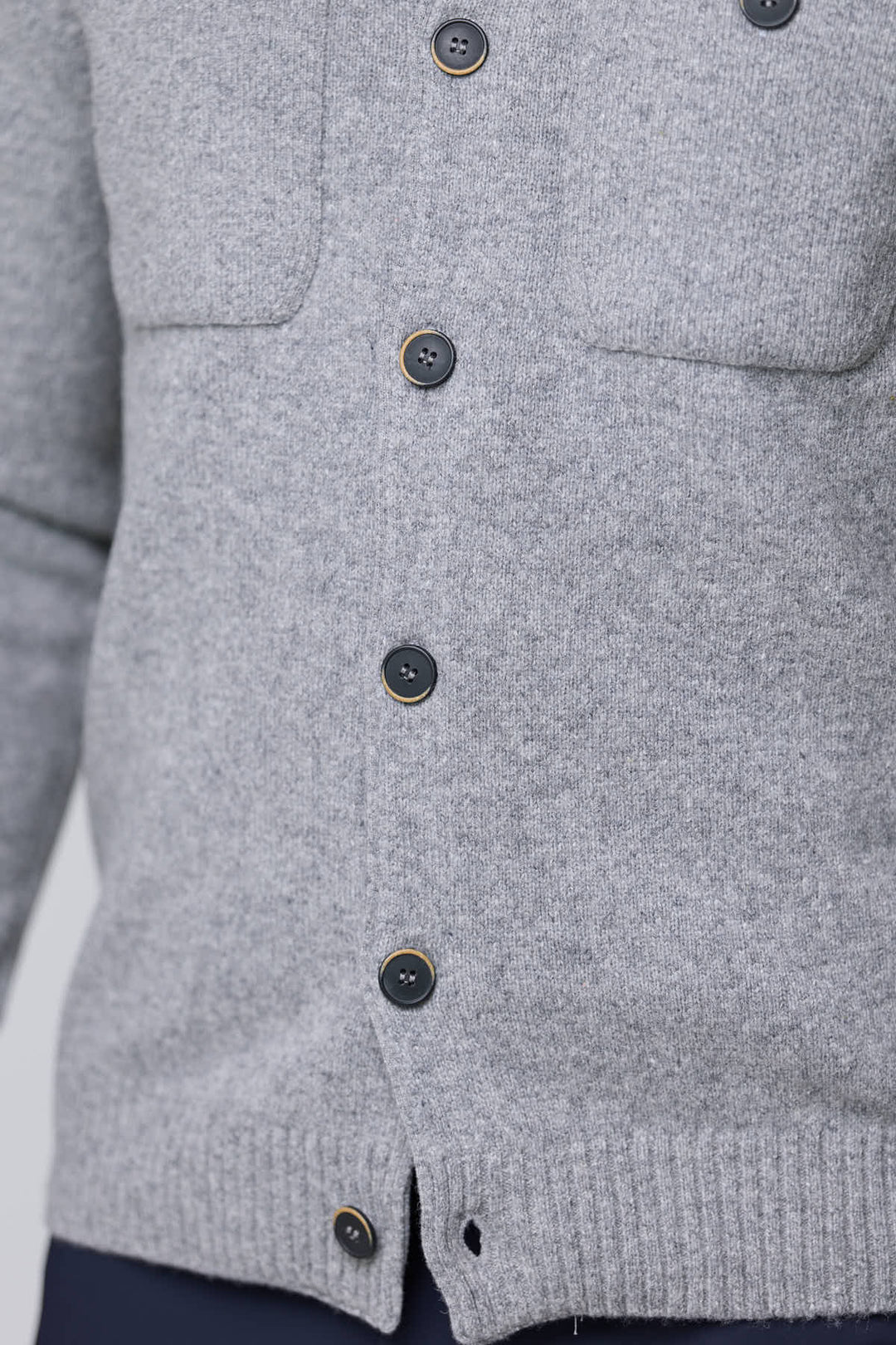 Cardigan à poches plaquées en laine avec boutons contrastants et poignets côtelés, style chic et décontracté gris.