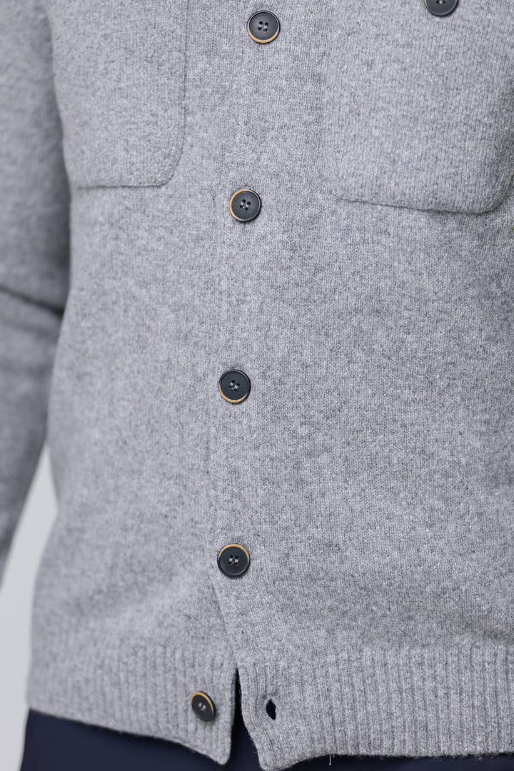 Cardigan à poches plaquées en laine avec boutons contrastants et poignets côtelés, style chic et décontracté gris.