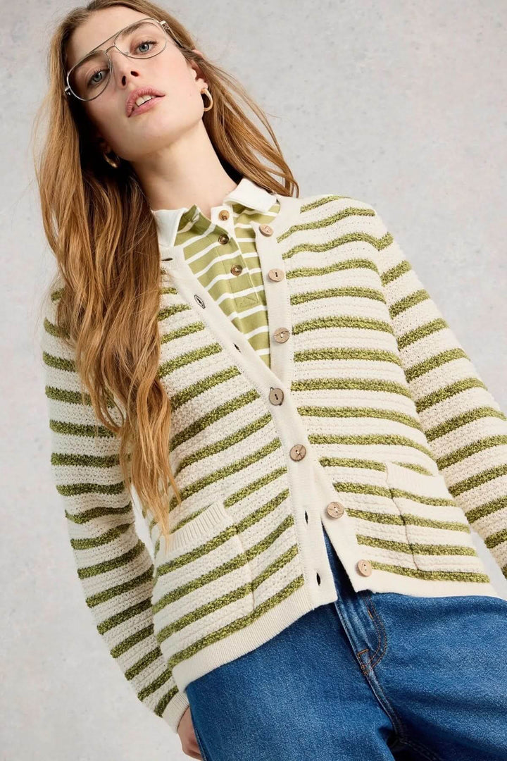 Cardigan rayé boutonné à manches longues, maille texturée, coupe droite, idéal pour superposition, porté ouvert ou fermé.