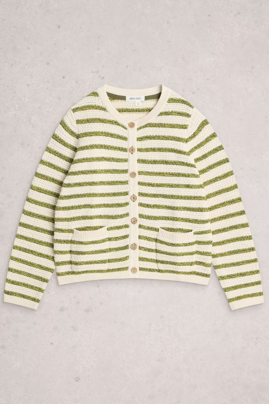 Cardigan rayé boutonné en maille texturée avec rayures vertes et blanches, manches longues, encolure ronde et fermeture boutonnée.