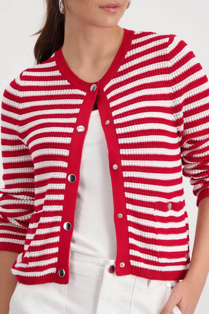 Cardigan rayé boutonné rouge et blanc, encolure arrondie, style structuré féminin, porté sur un haut blanc.