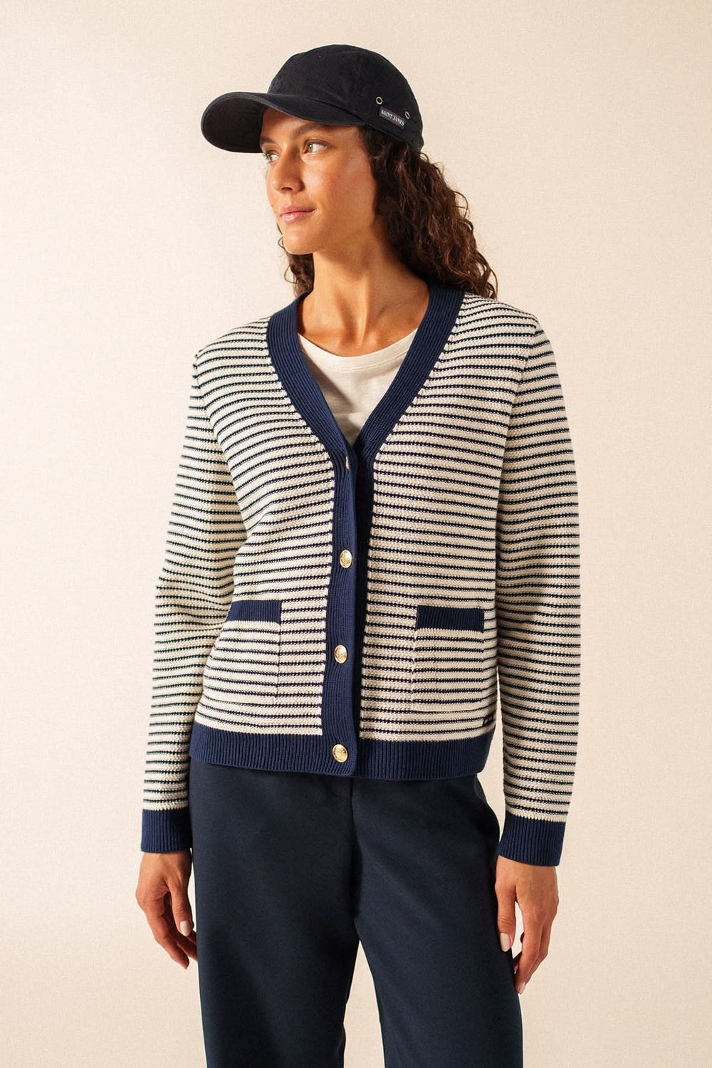 Cardigan rayé style marin ISTRES en maille structurée avec encolure en V et patte de boutonnage contrastante.