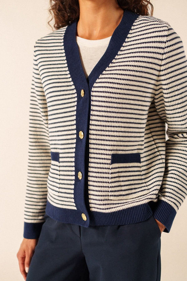 Cardigan rayé style marin ISTRES avec boutons contrastants et maille structurée pour une allure moderne et raffinée.