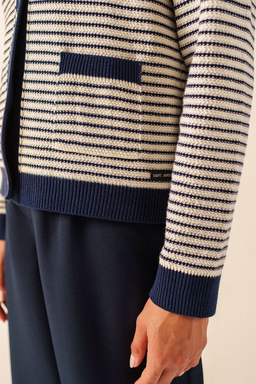 Cardigan rayé style marin ISTRES, détail de la maille structurée et des poches contrastantes, mode nautique moderne et raffiné en bleu et blanc.