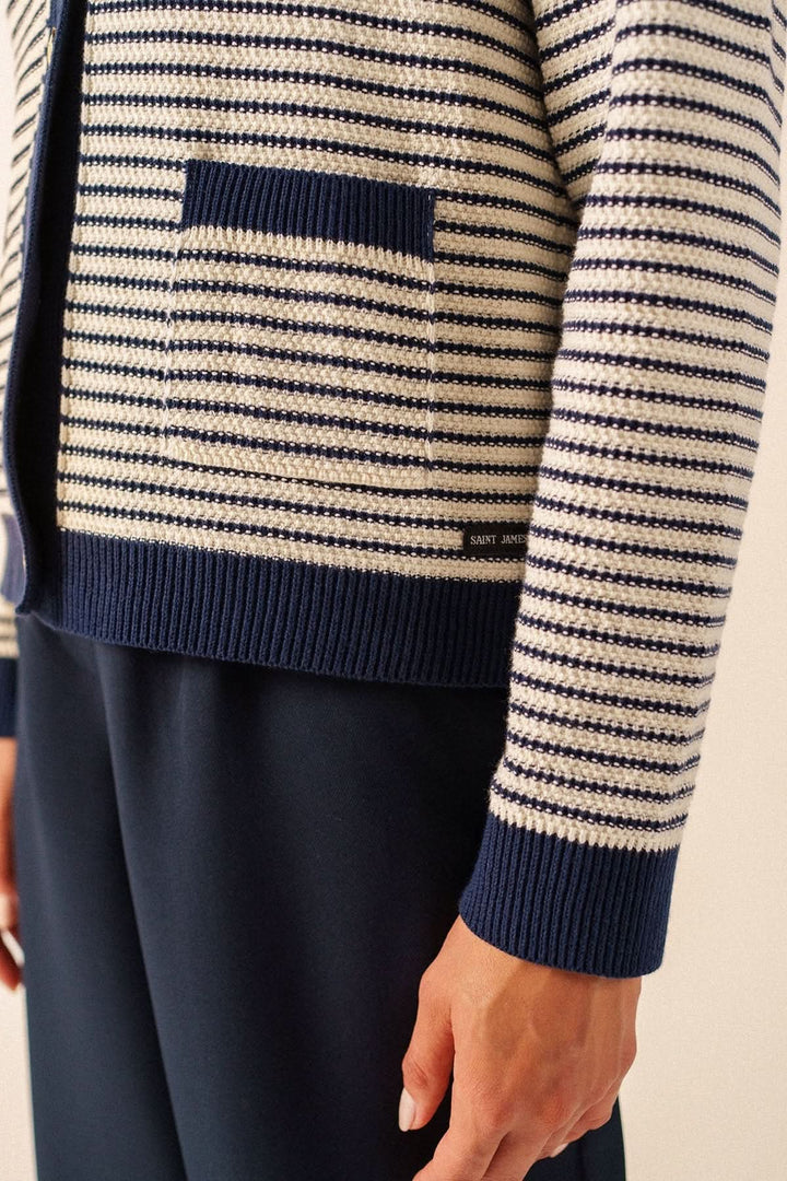 Cardigan rayé style marin ISTRES, détail de la maille structurée et des poches contrastantes, mode nautique moderne et raffiné en bleu et blanc.