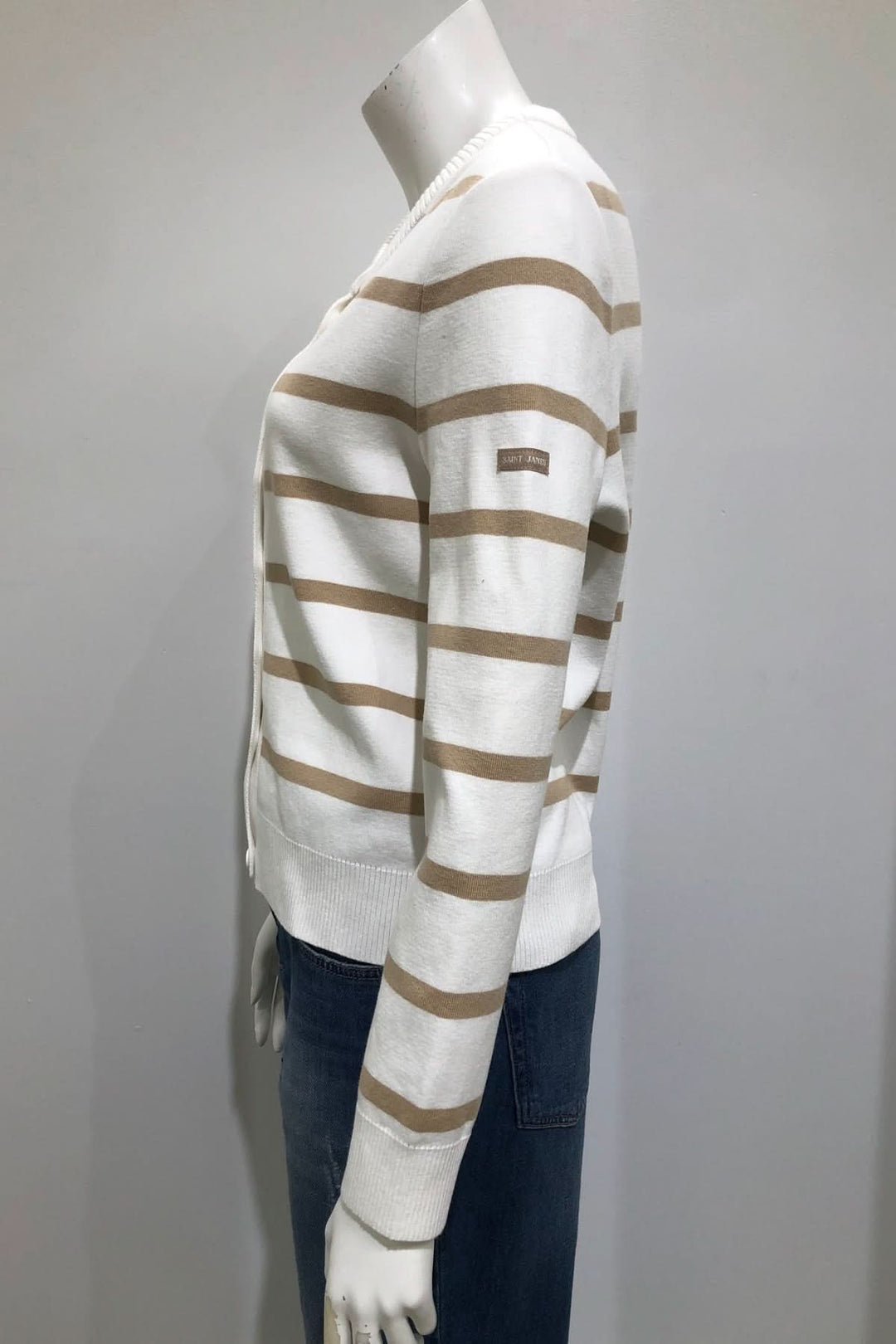 Cardigan à rayures boutonné PERPIGNAN en maille douce avec col rond, manches longues et motif à rayures horizontales. 