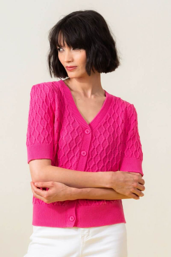 Cardigan tressé rose avec encolure en V et manches 1/2, parfait pour un look élégant et décontracté.