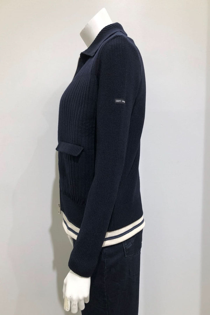 Cardigan zippé CHATEL marine avec col chemise classique, texture côtelée, manches longues, et poche décorative.