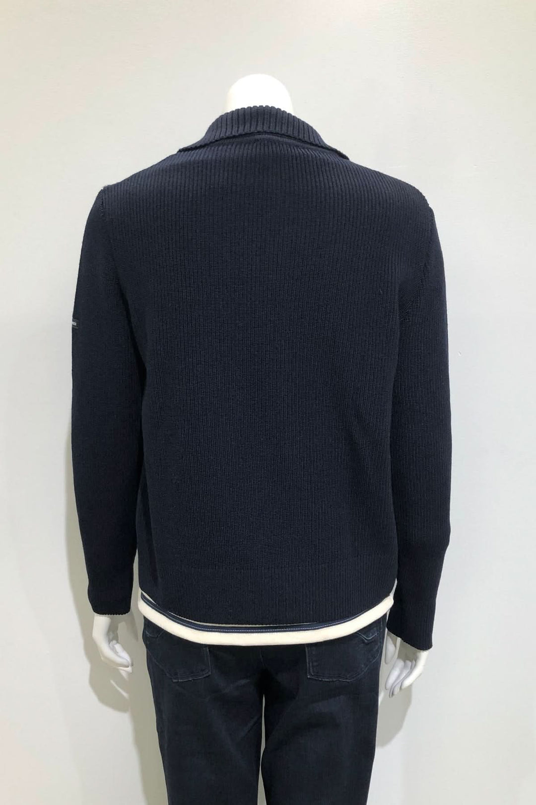 Dos du mannequin portant le Cardigan zippé CHATEL en maille structurée, couleur marine, avec un t-shirt rayé dessous.