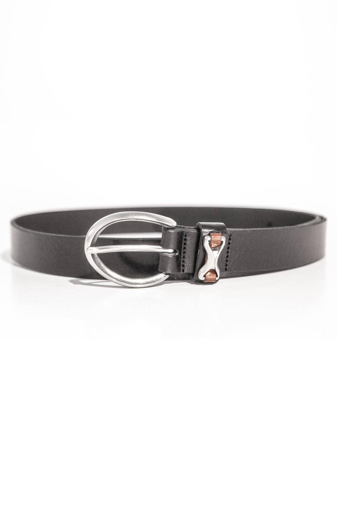 Ceinture noire en cuir avec boucle métallique et détail élégant, idéale pour toutes les tenues.