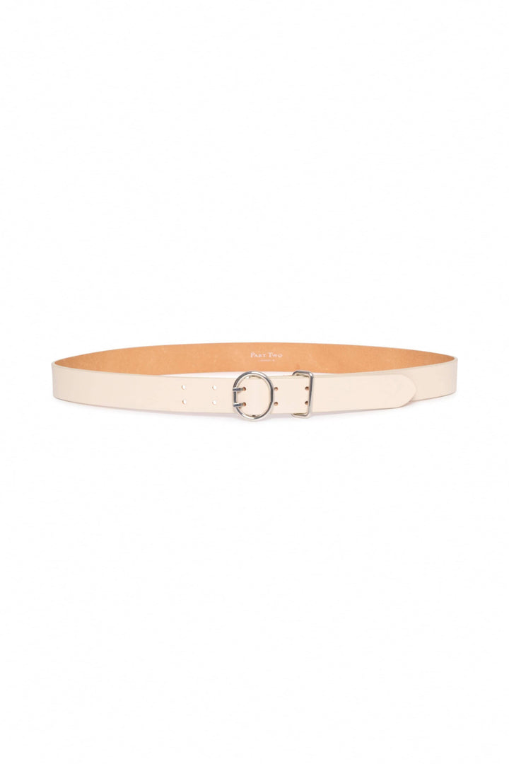 Ceinture en cuir Emira beige avec boucle argentée, design moderne et réglable pour un ajustement personnalisé.