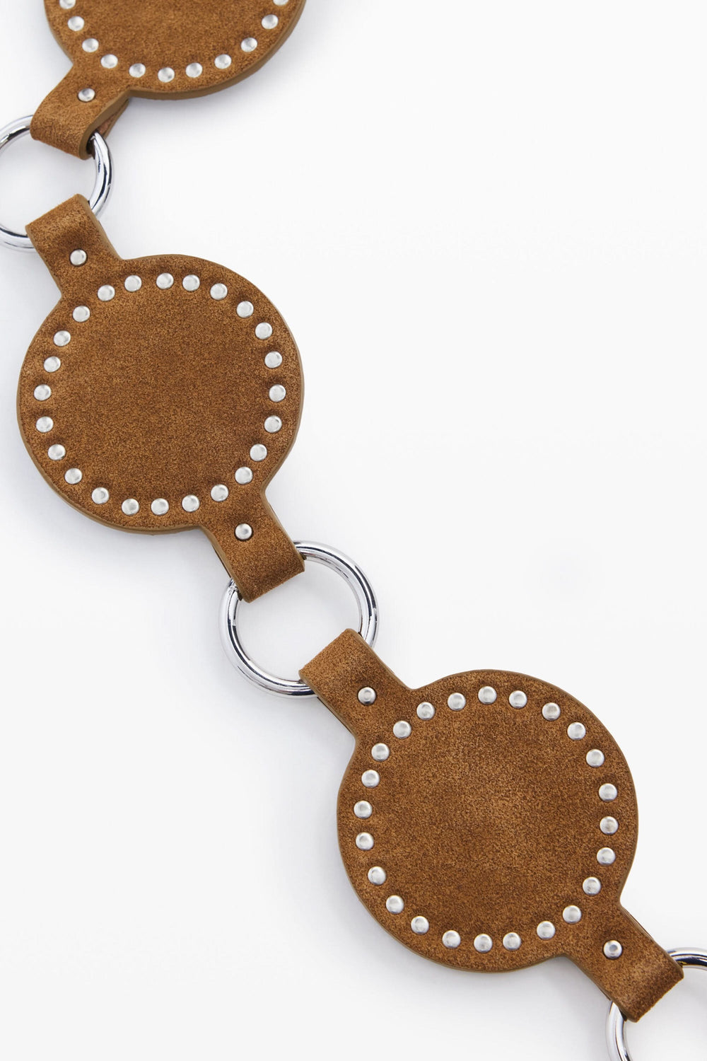 Ceinture en cuir à pastilles et anneaux métalliques avec design structuré en gros plan, idéale pour un style moderne et affirmé.