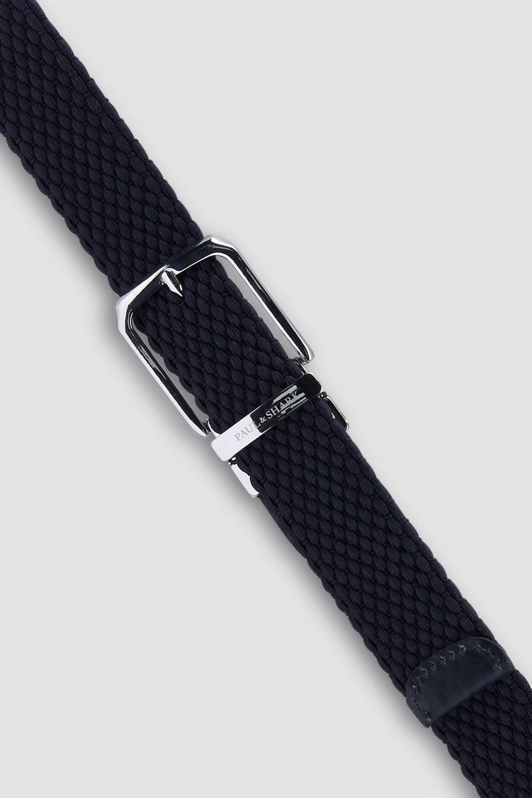 Ceinture élastique réversible avec finitions en cuir tressée bleu marine avec boucle métallique argentée.