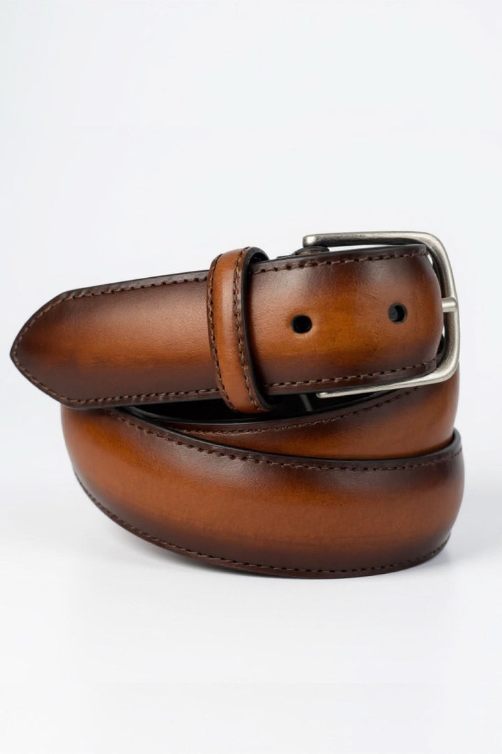 Ceinture élégante en cuir teinté avec boucle métallique brossée, faite main en Italie, idéale pour un style raffiné. Décris moi le produit en français.