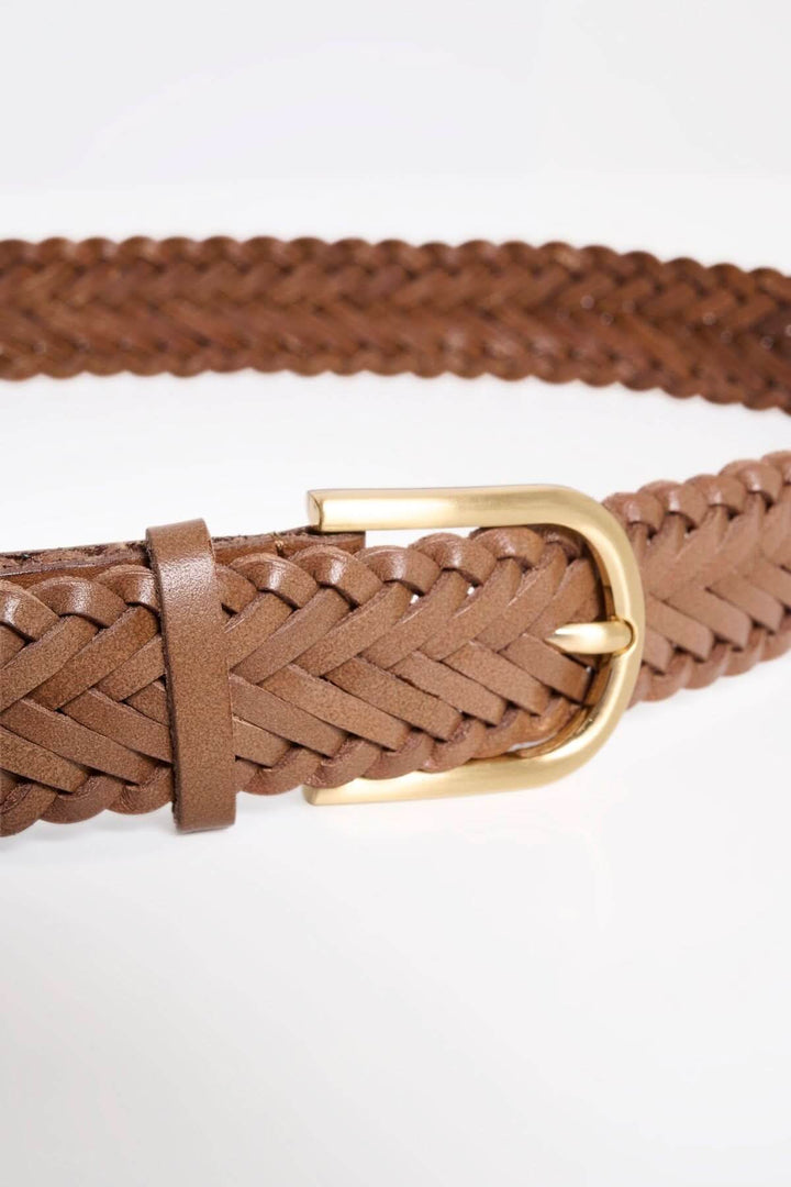 Ceinture tressée en cuir marron avec boucle dorée arrondie, ajoutant une touche élégante à toute tenue.
