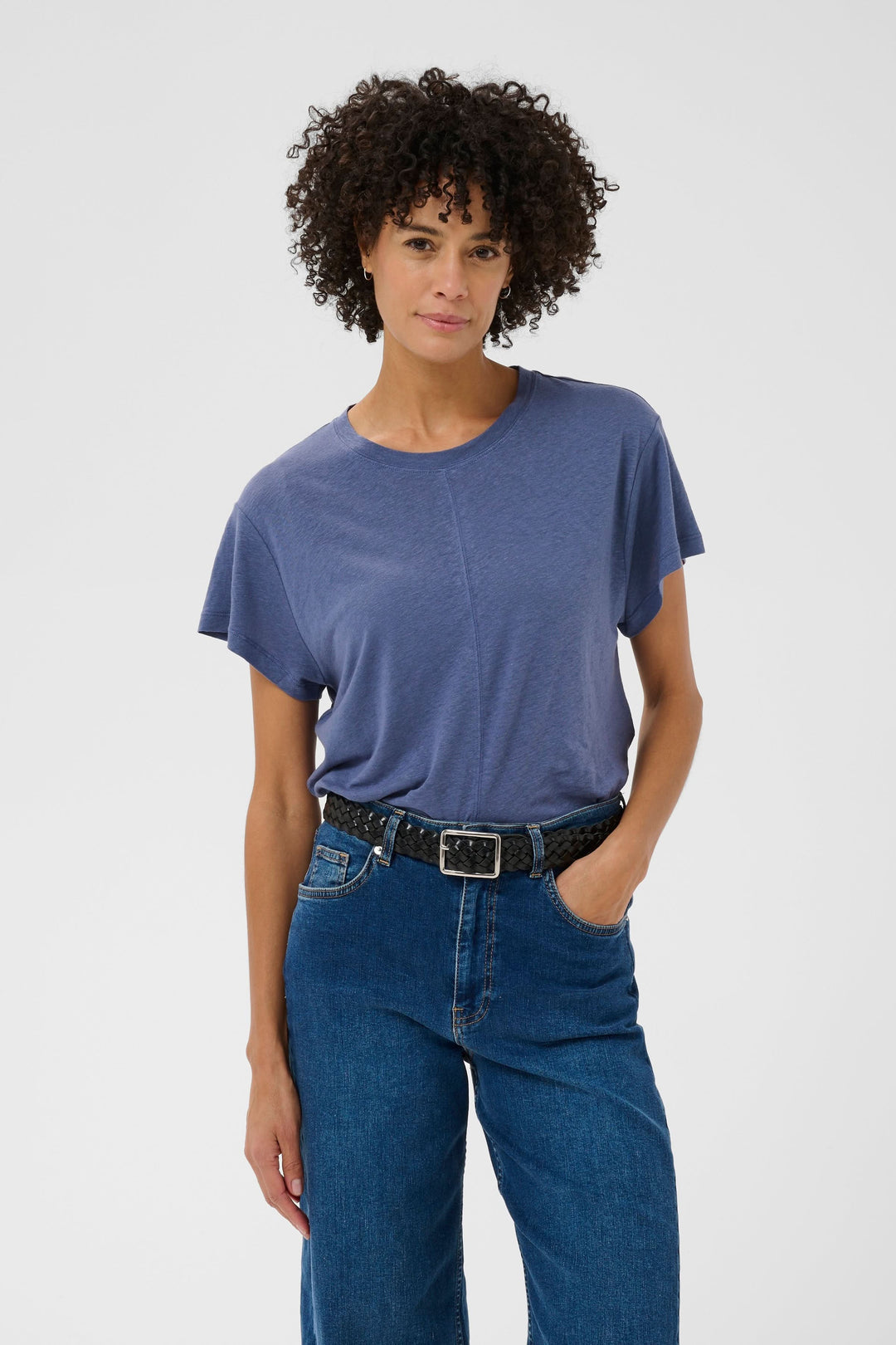 Femme portant le Chandail Anemona bleu avec une coupe droite et manches courtes, parfaite pour un style minimaliste et contemporain.
