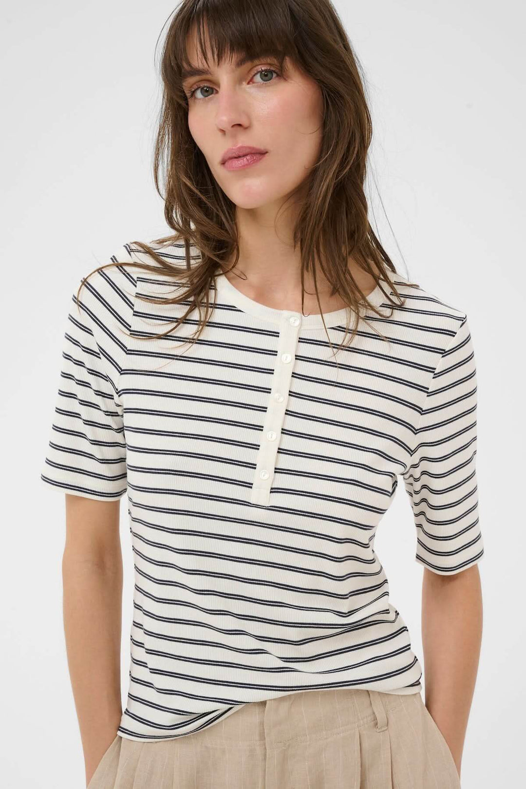 Chandail Angelina en maille côtelée à rayures avec patte de boutonnage, manches courtes, et encolure ronde pour un style polyvalent.