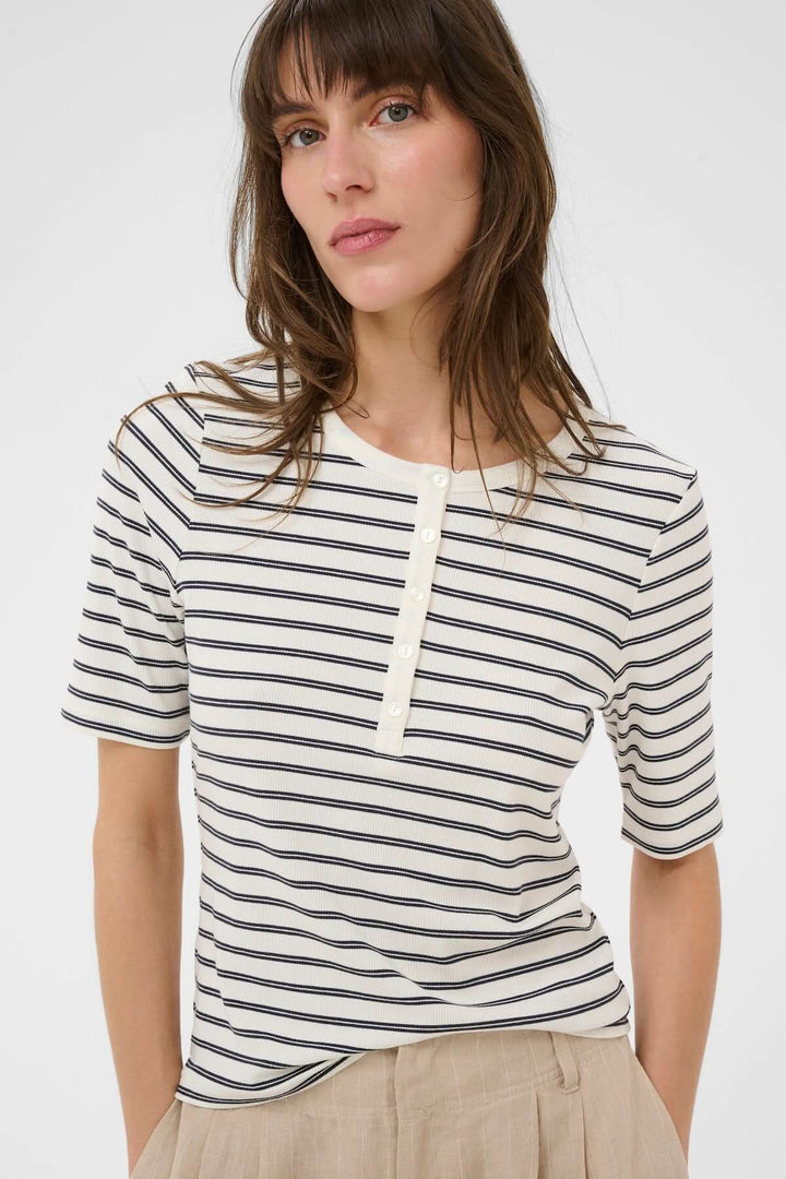 Chandail Angelina en maille côtelée à rayures avec patte de boutonnage, manches courtes, et encolure ronde pour un style polyvalent.