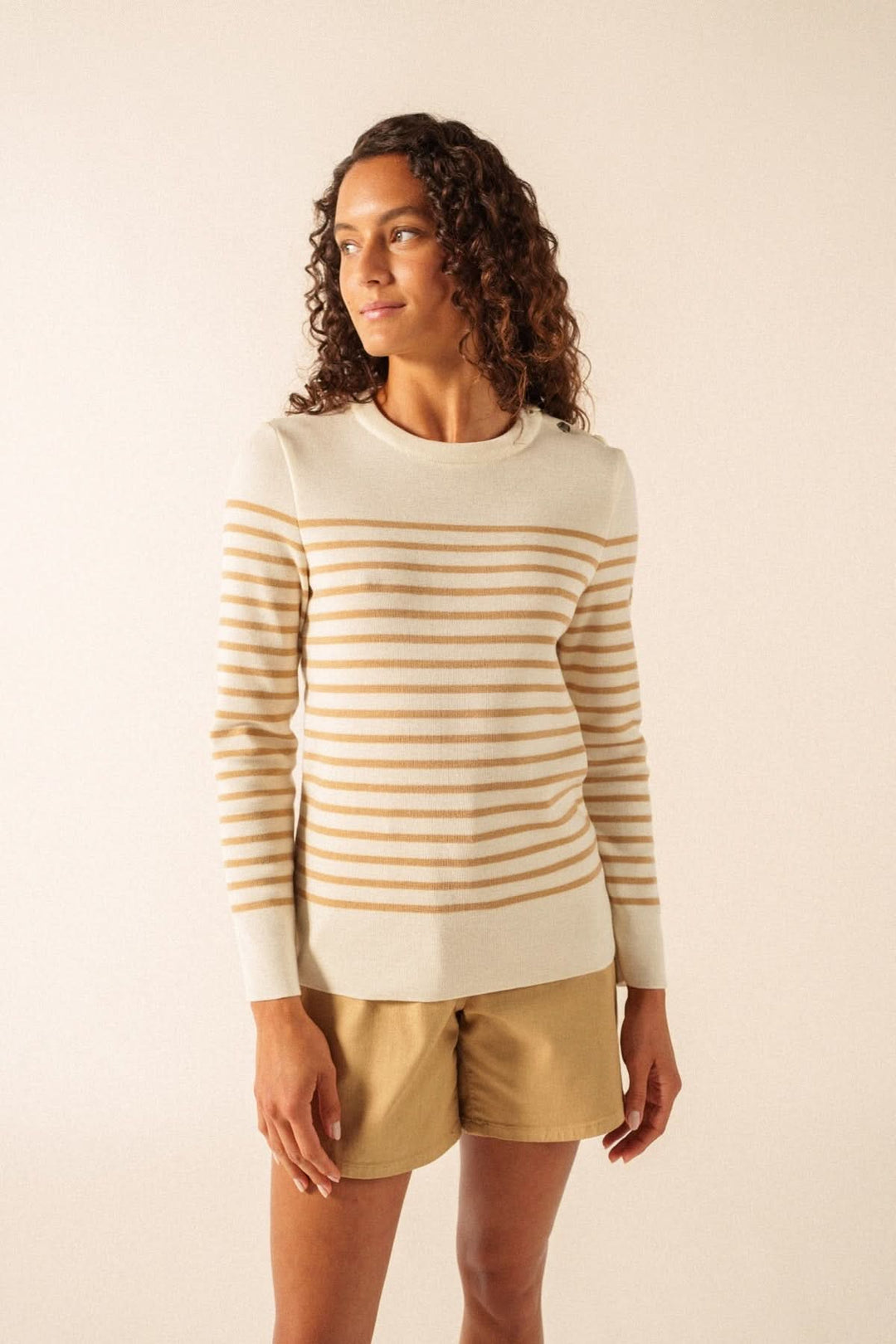 Femme portant un Chandail BREGANCON R POP rayé avec coudières assorties et col boutonné sur l&