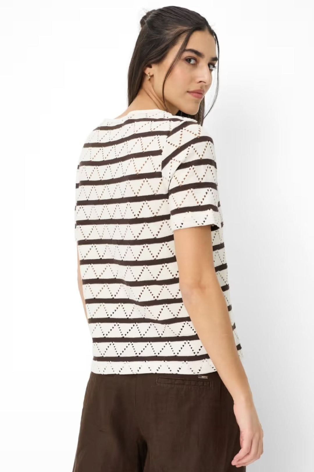 Femme portant le Chandail Ciras à manches courtes avec motif imprimé graphique et coupe fluide.
