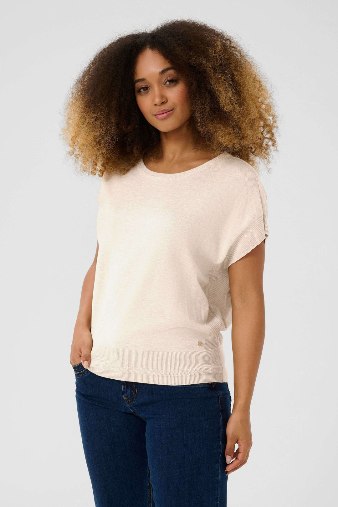 Chandail Dela sans manches, coupe ample, encolure dégagée, style décontracté et féminin.