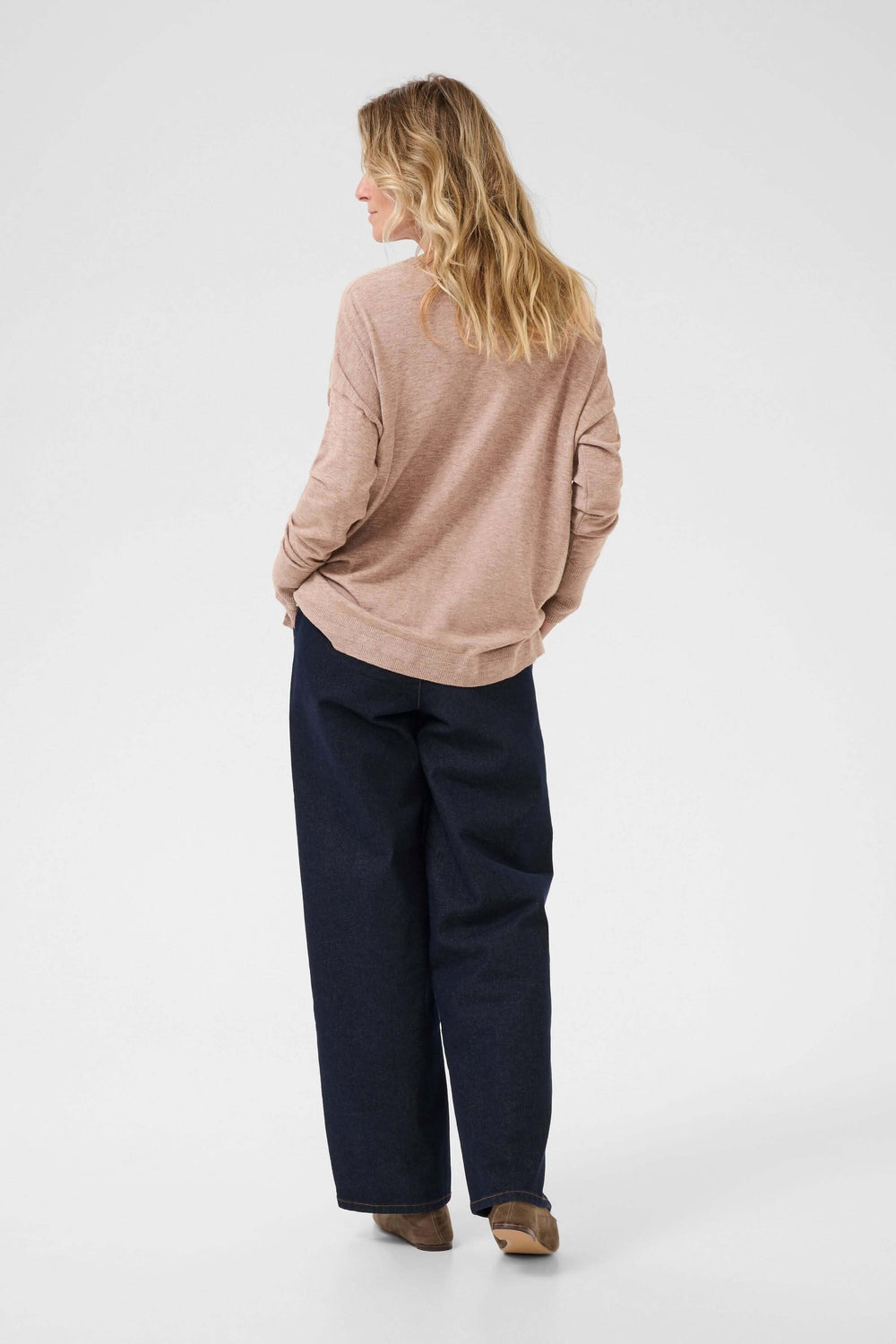 Chandail décontracté à col en V, portez avec pantalon ajusté, style élégant et cosy.