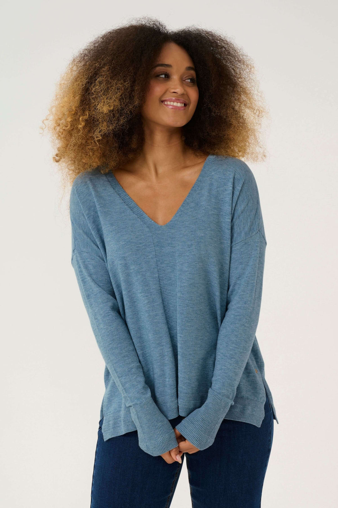Chandail Dela en v bleu, coupe décontractée, parfait pour un look cosy et élégant avec un jean.