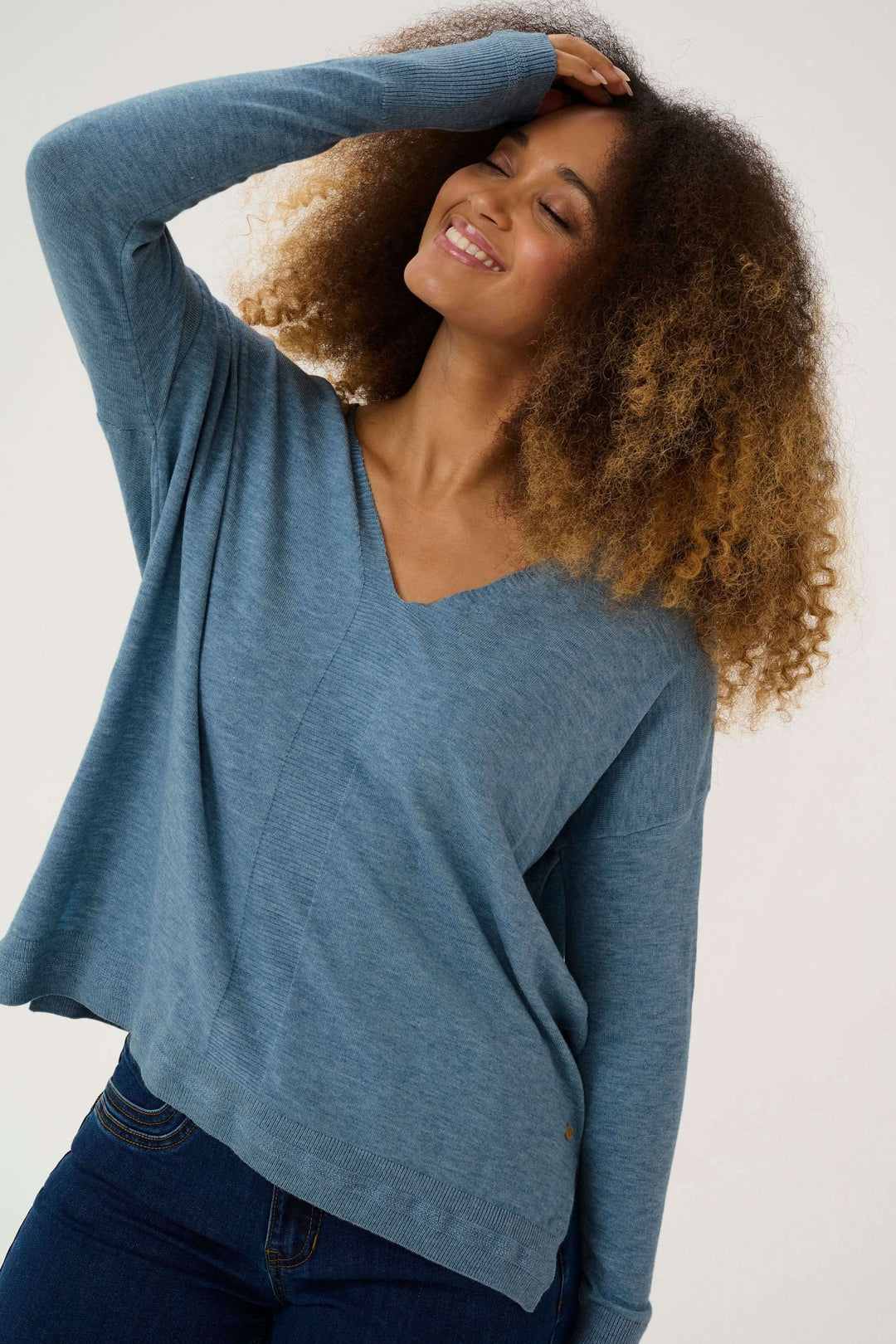 Chandail Dela bleu à col en V, coupe décontractée, parfait pour un look cosy et élégant en toute saison.
