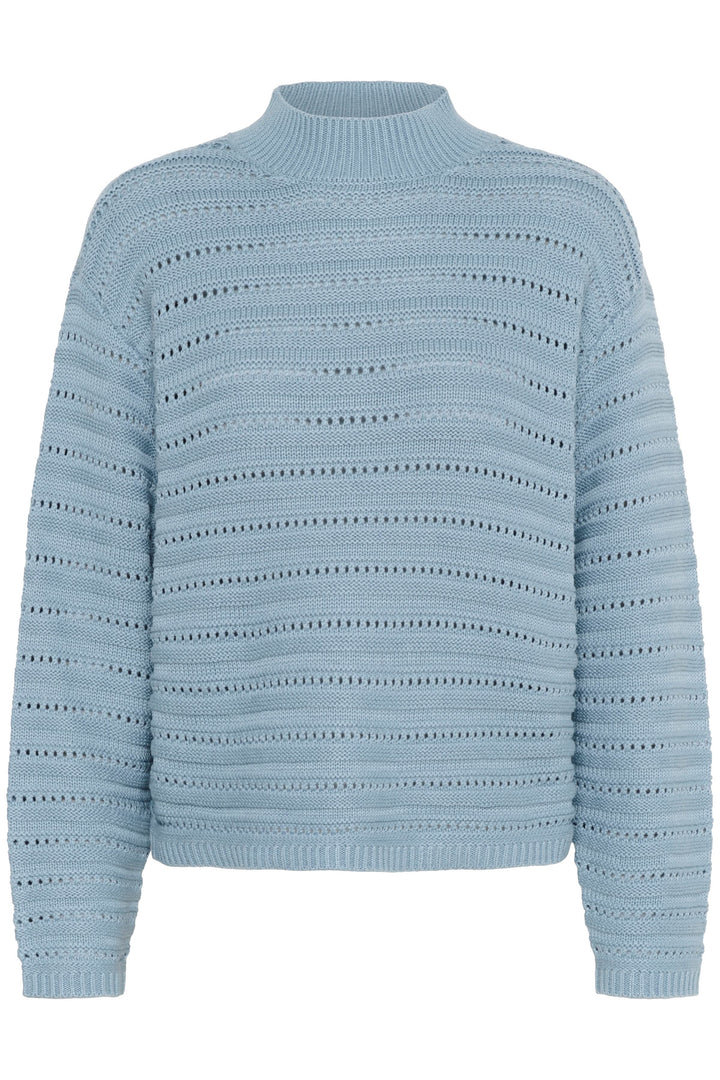 Chandail Dolly tricot ajouré bleu avec col montant et manches longues, motif horizontal élégant, style moderne et raffiné.