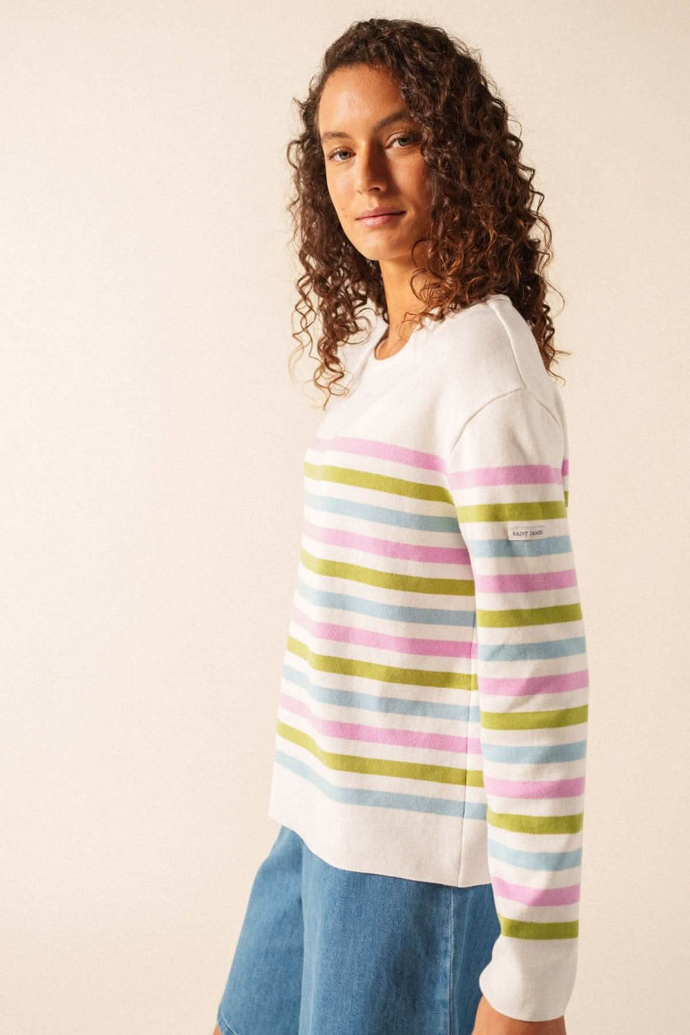 Chandail ECRINS COTON TRI, marinière rayée en coton, style léger et confortable, manches longues et col rond, femme portant pull.