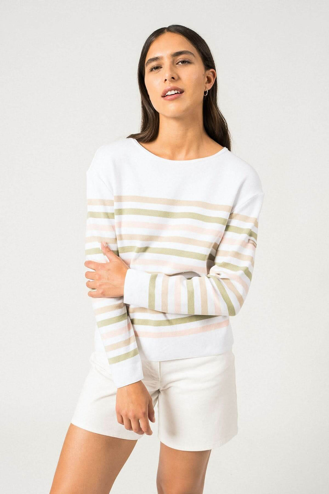 Pull rayé Ecrins en coton, léger et confortable, manches longues, style marinière, porté avec un short blanc.